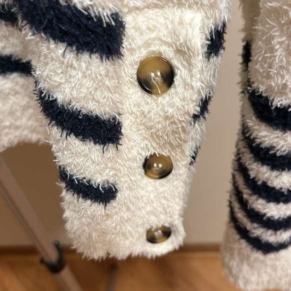 Favlux size medium women’s sweater. Cream and navy - Picture 4 of 5